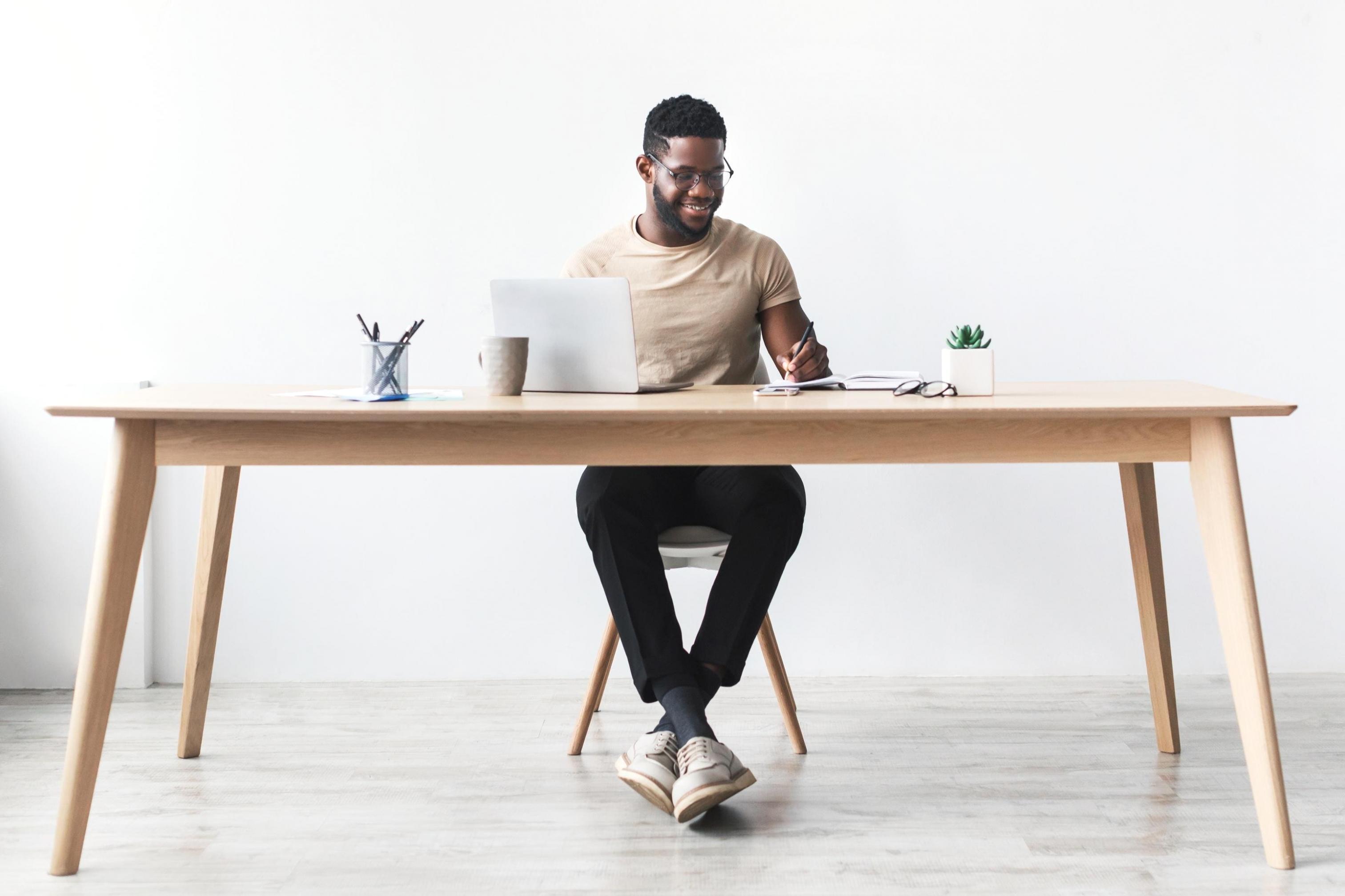 Équipe de Brivara Link travaillant sur l'analyse d'instruments financiers